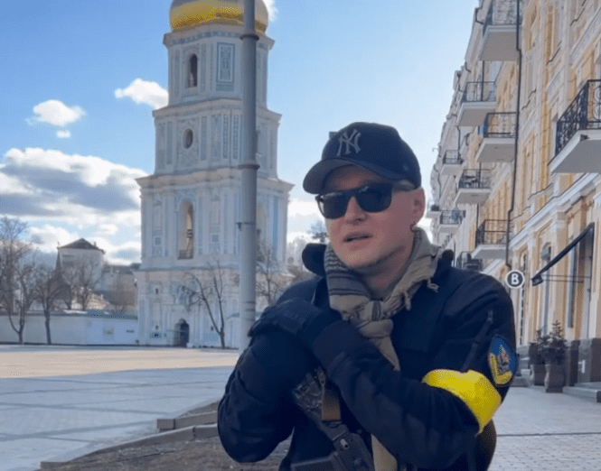 Захищатимуть Україну: які київські знаменитості змінюють сценічні костюми на військову форму?