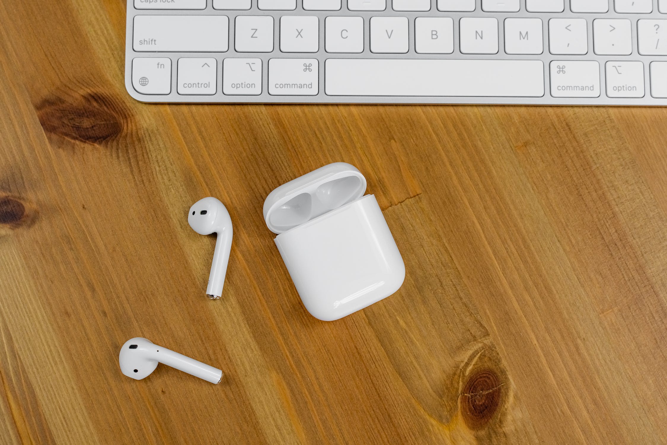Правильний догляд за навушниками Apple