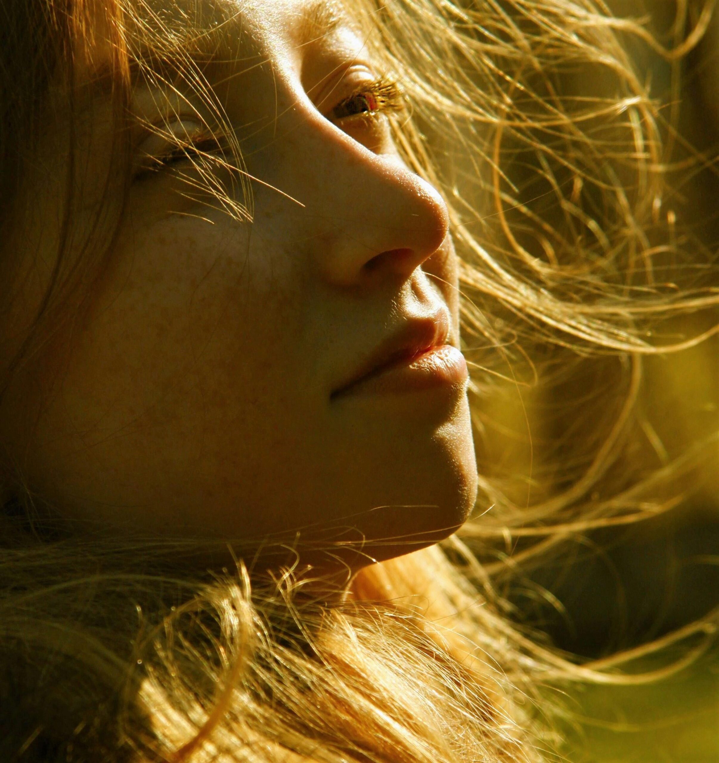 Женщина читает книгу на природе летом