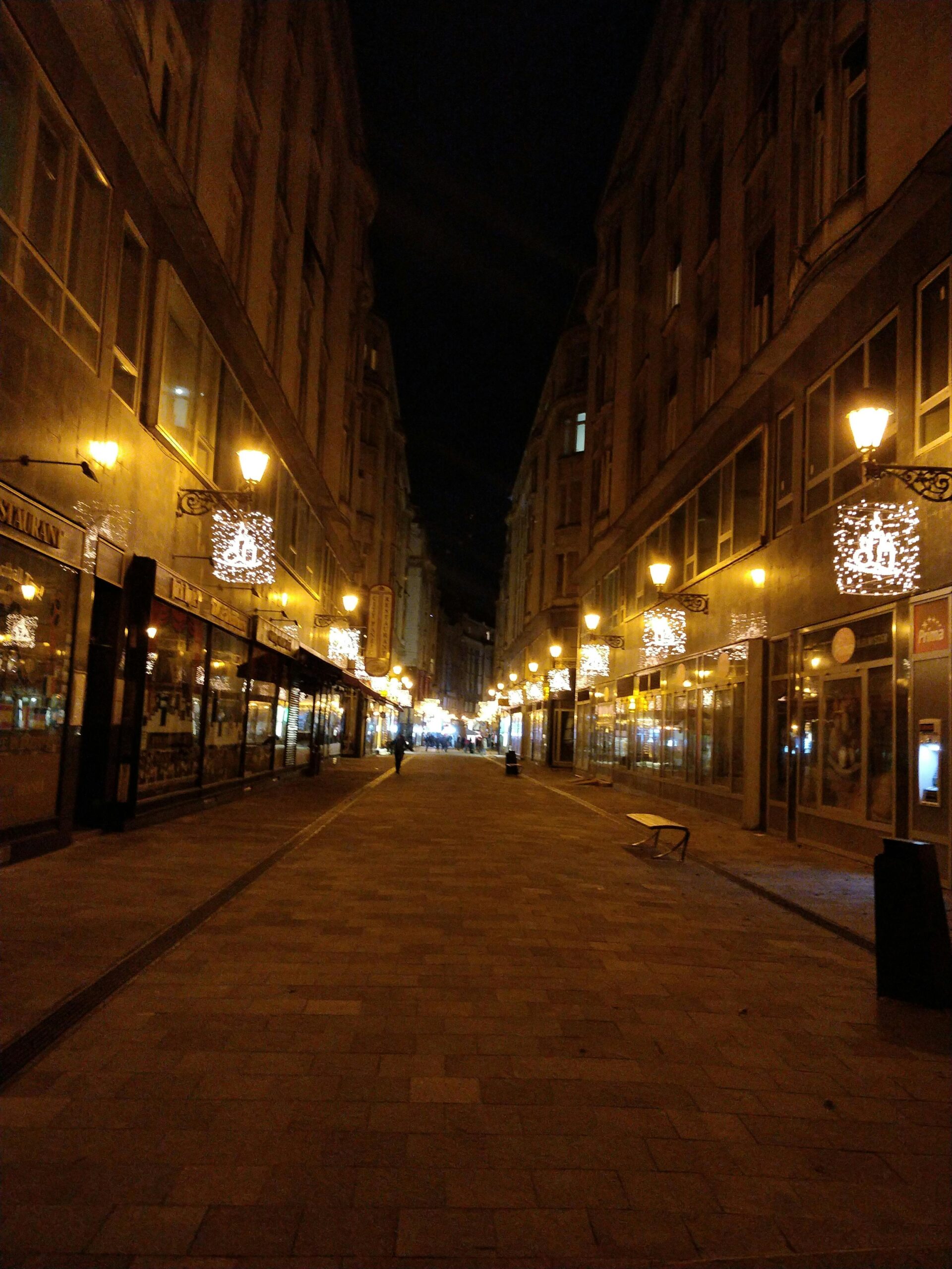 Невеста в минималистичном свадебном платье.