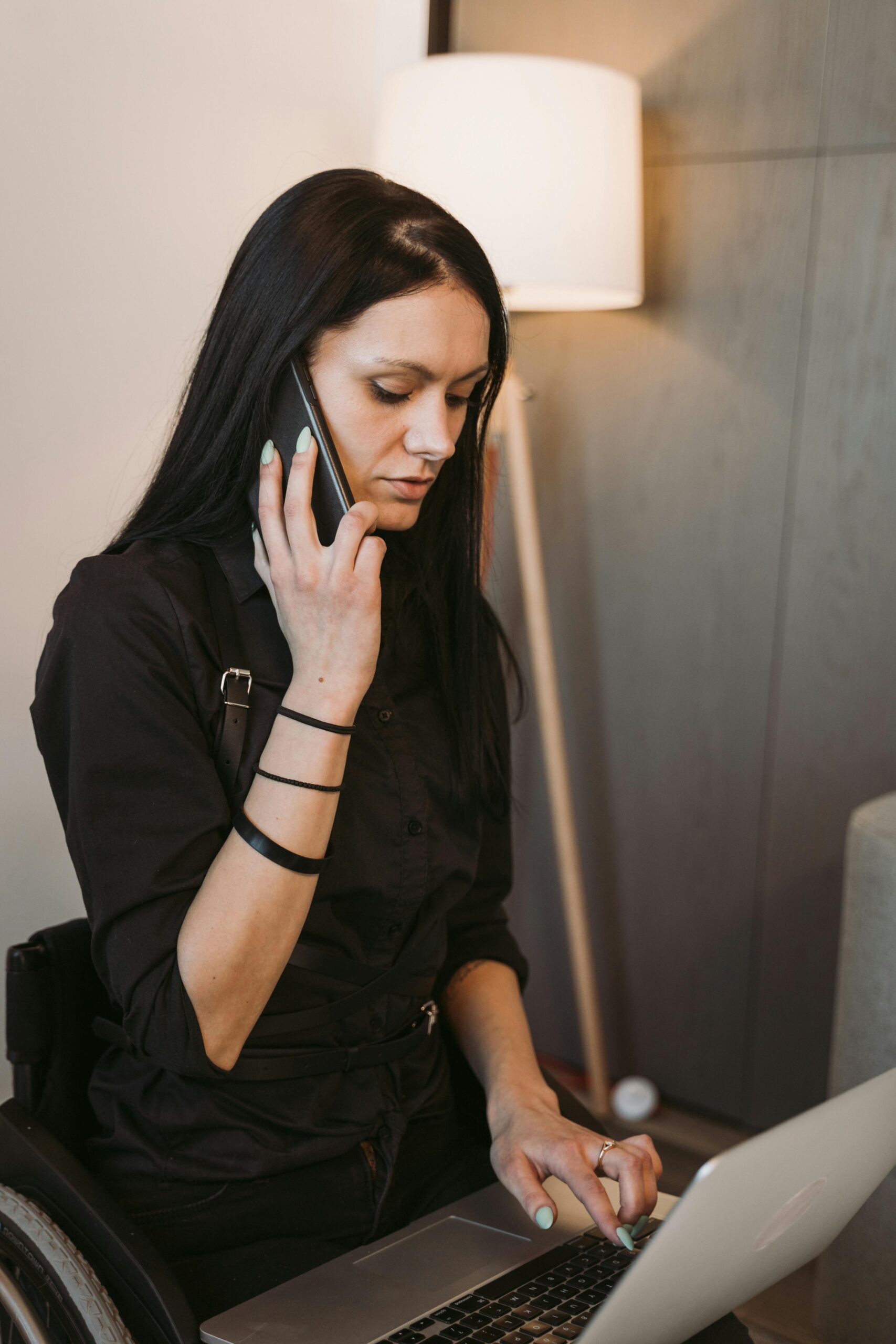 Жінка практикує промову перед дзеркалом, використовуючи жести