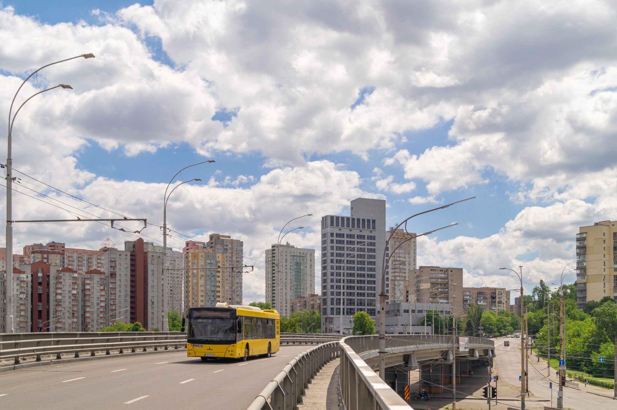 автобус їде по вулиці в Києві